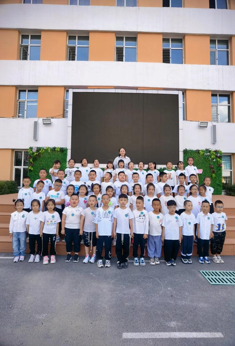 2023届南山小学"一年六班"全体师生合影留念,太阳底下最光