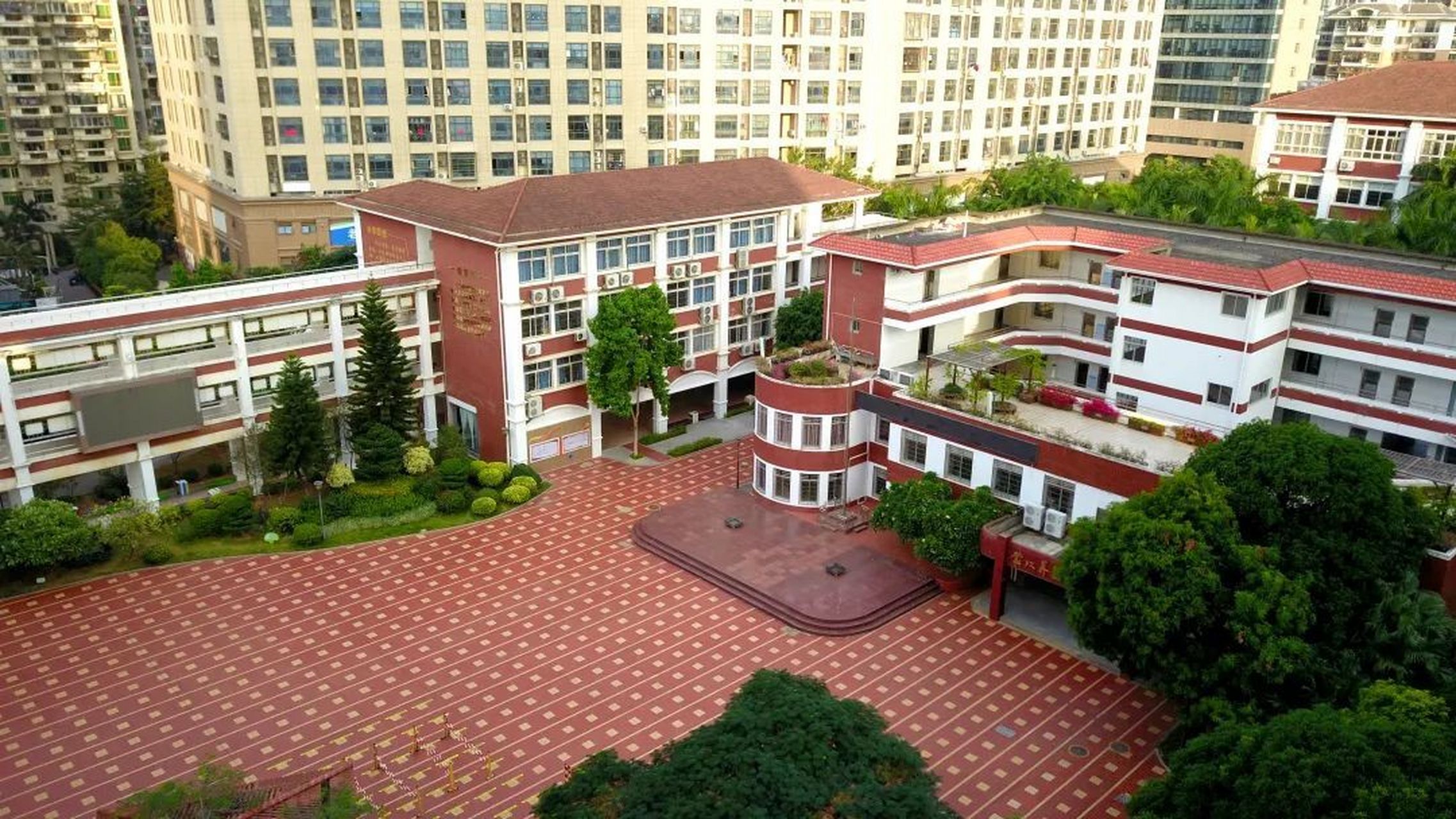 江头中心小学 厦门市江头中心小学地处湖里吕岭路,台湾街和仙岳路交叉