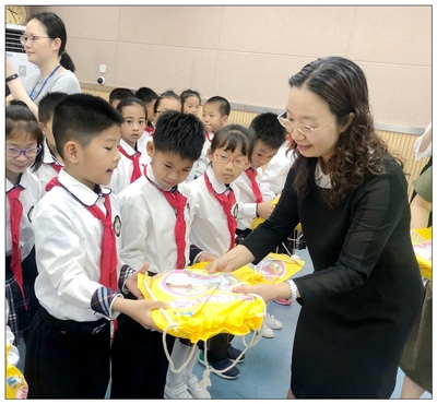 民进厦门市委举办“悦读福袋传递爱”活动 助推仙岳小学“书香校园”建设
