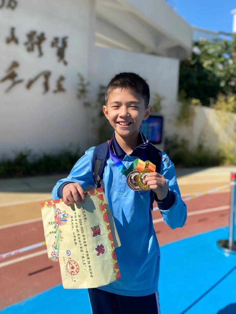 厦门市金鸡亭小学运动会跳高勇夺金牌,仙岳小学学子展风采