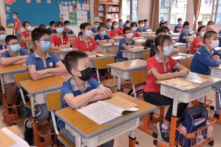 年段的颜色使用上去 会减轻孩子面对各种防疫设施时的 厦门市仙岳小学